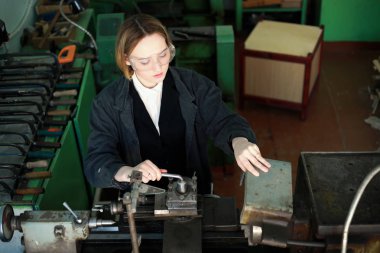 Genç öğretmen okul sınıf