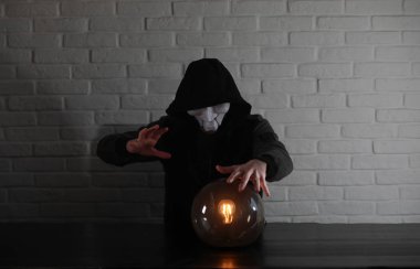 Bir fortune teller top olan bir adam