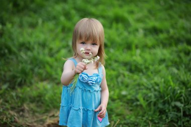 Annem ve iki kızım var.