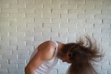 Uzun saçlı genç adam.