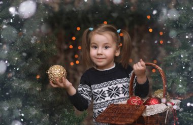 Yeni yıl ağacı tarafından küçük bir çocuk. Çocuk Chris süslemeleri