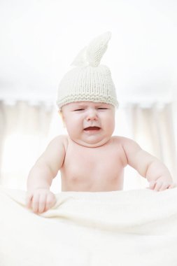 Yeni doğmuş bir bebek yumuşak bir yatakta yatıyor. Çocukların duyguları..