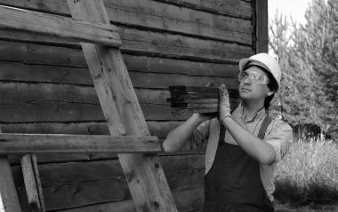 Siyah beyaz işçi elbiseli adam.