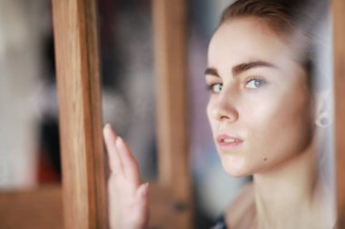 Islak saçlı güzel bir genç kız