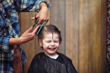 Küçük bir çocuk kuaförde kesilmiş. 