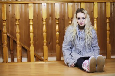 Aile şöminede ısıtılıyor, kanepede oturuyor.