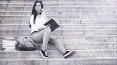 Sokakta genç kız öğrenci