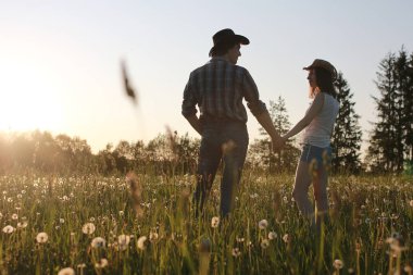 Hoş bir çift tarafından kırsal bir yolda