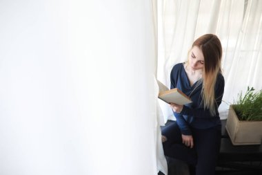 Genç kız evde rahatlatıcı