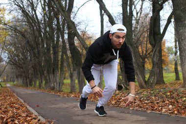 Genç adam bir sonbaharda sakal.