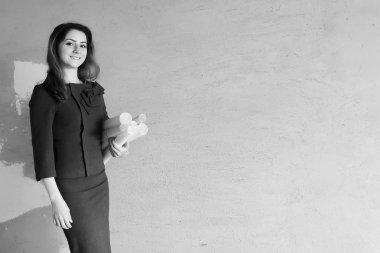 çizimler ve bir dizüstü bilgisayar ile inşaat sahasında kadın mimar