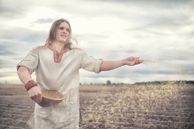 Genç bir köylü tahıl alanıyla sows