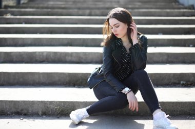 Bahar şehrin içinden bir yürüyüşte kız