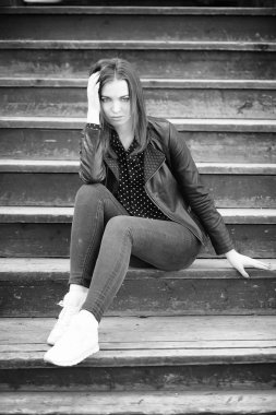 Bahar şehrin içinden bir yürüyüşte kız