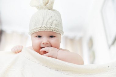 Yeni doğmuş bir bebek yumuşak bir yatakta yatıyor. Çocukların duyguları..