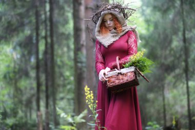 Falcı bir ayin düzenler.