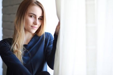 Genç kız evde rahatlatıcı