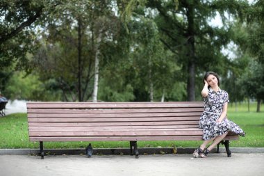 Elbiseler için yürüyüşe kız güzel