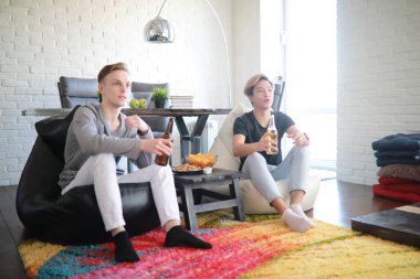 Futbol taraftarları maç ve içki bira izle