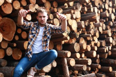 Bir sakallı bir genç adamla