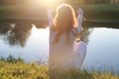 Bir sonbahar Parkta yürümek bir kız. Kızıl saçlı genç kız