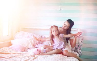 Bir kitap genç kız kızı olan o oturan genç kız okur