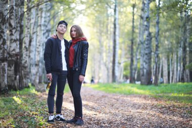 Gündelik kıyafetlerle yürüyen sevgi dolu bir çift.