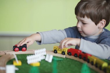 Çocuk odasındaki çocuk. Oyuncaklar ile mutlu çocuk.