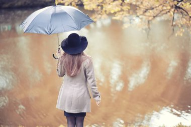 Sonbahar yağmurlu hava ve bir şemsiye ile genç bir adam