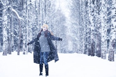 Güzel kızı güzel kış kar