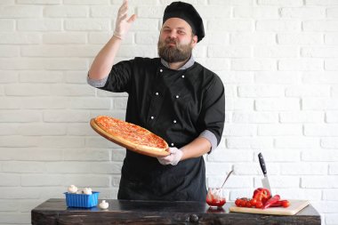 Sakallı şef aşçı yemek hazırlar