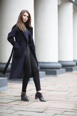 İş merkezinde paltolu güzel kız 