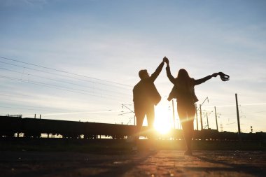 Çift gün batımı silueti manzarası