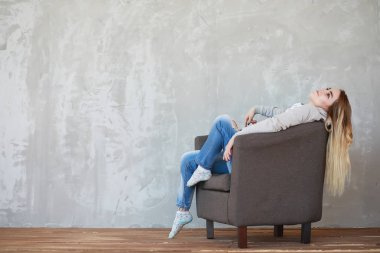 Genç bir kız rahat bir oda aittir