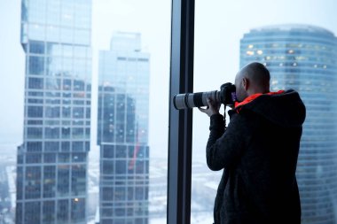 Yolculuk. Kameralı bir turist güzel yerlerin fotoğraflarını çeker..
