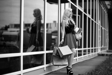 Küçük bir köpekle yürüyüşe çıkmış güzel bir sarışın.