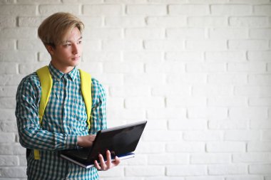 Bir sırt çantası öğrenci ile genç bir çocuk