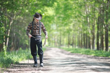 Yaz günü açık havada gitarı olan bir adam.