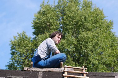 İnşaatçı kılığında bir adam.