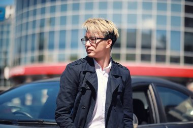 Adam sokakta araba ile