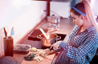 Sevimli Genç kız mutfakta yemek hazırlar