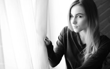 Genç kız evde rahatlatıcı