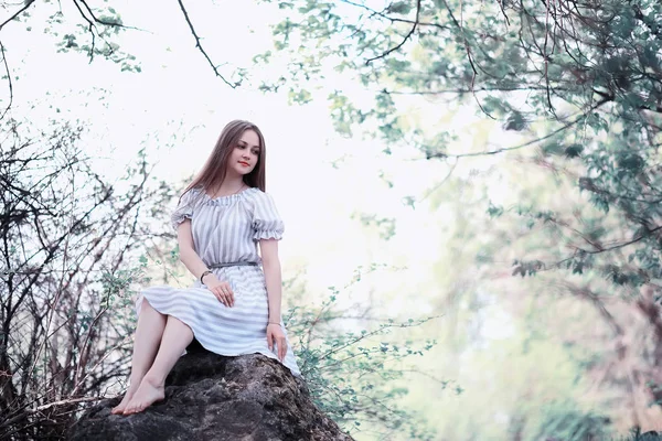 Une fille dans un parc vert printanier — Photo