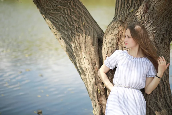 Una chica en un parque verde de primavera — Foto de Stock