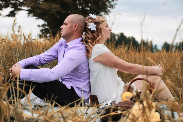 Juste mariés amoureux marchant dans un champ le jour d'automne — Photo