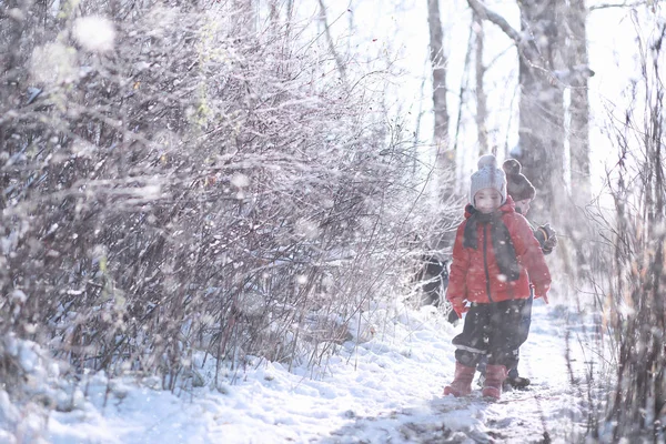 I bambini camminano nel parco prima neve — Foto Stock