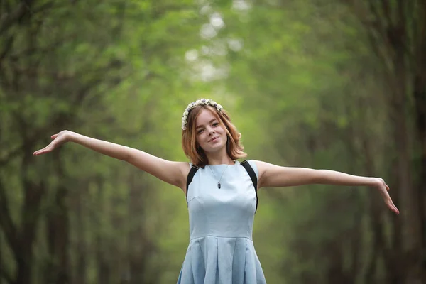 Chica en vestido azul en el parque verde — Foto de Stock