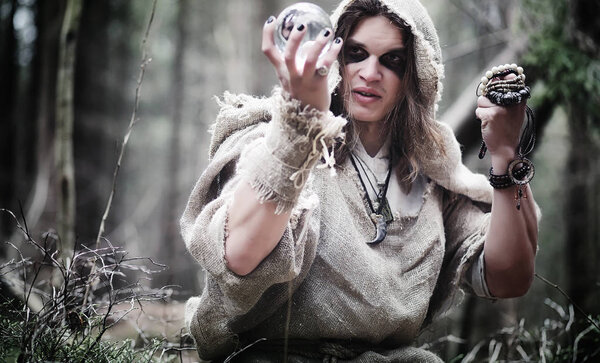 Волшебник-фея. Волшебник со стеклянной сферой, волшебное заклинание
 