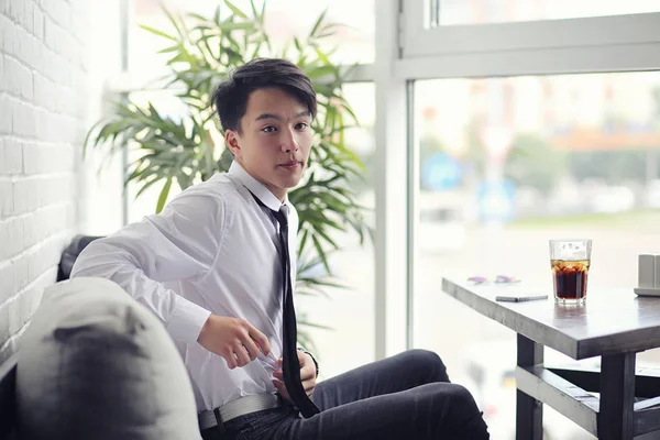 Jovem Empresário Asiático Está Esperando Por Parceiro Café Jovem Coreano — Fotografia de Stock