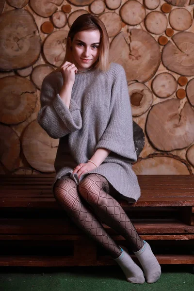 Meisje Met Blond Haar Grijze Trui Pose — Stockfoto